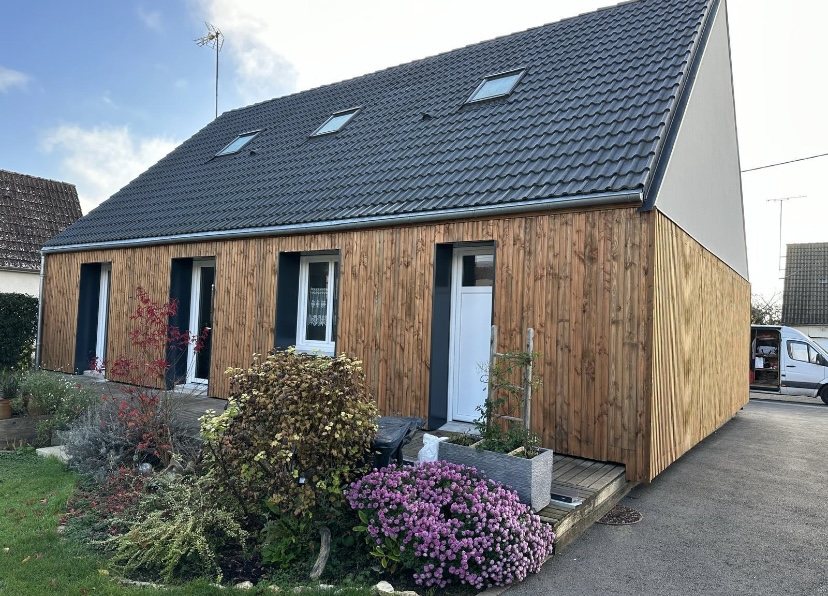 Maison après travaux : façade habillée d'un bardage bois