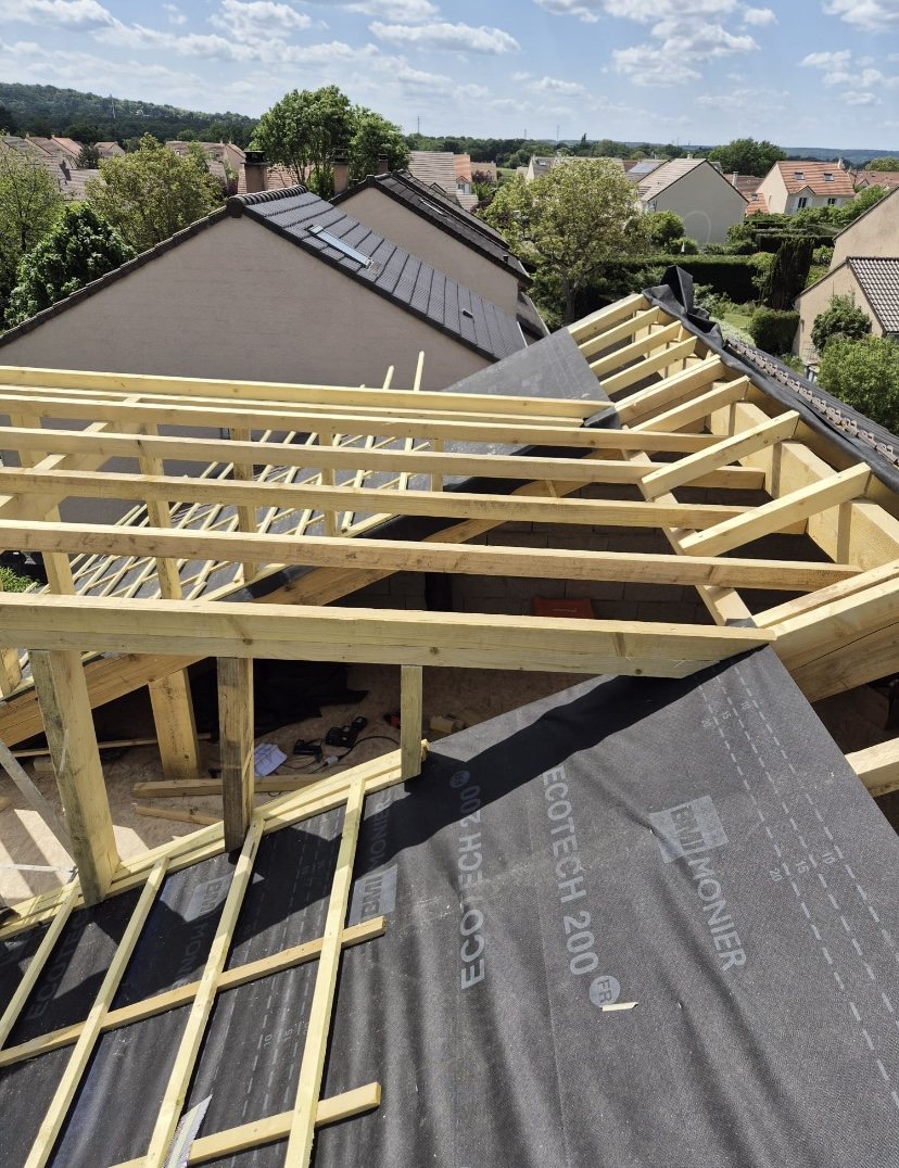 Charpente bois neuve et écran sous toiture sur une maison