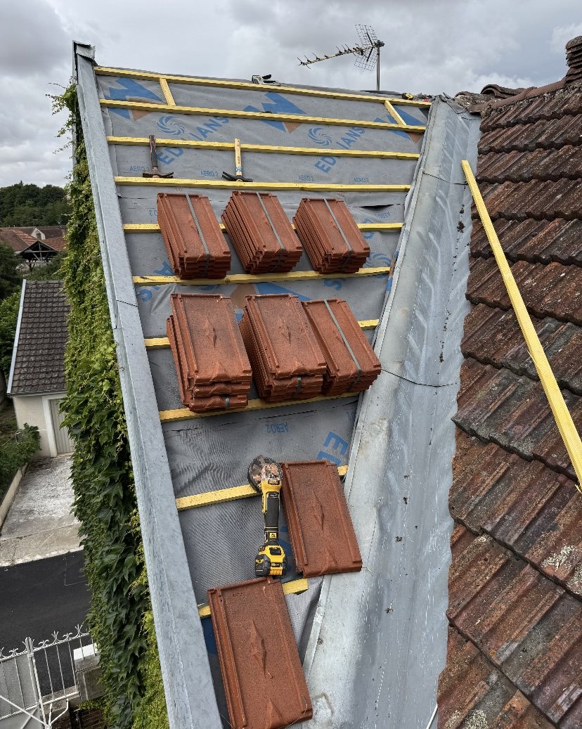 Remplacement de tuiles et pose de noue en zinc sur une toiture