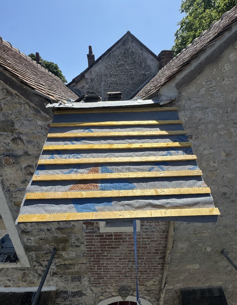 Toiture après dépose : écran sous toiture et liteaux neufs posés