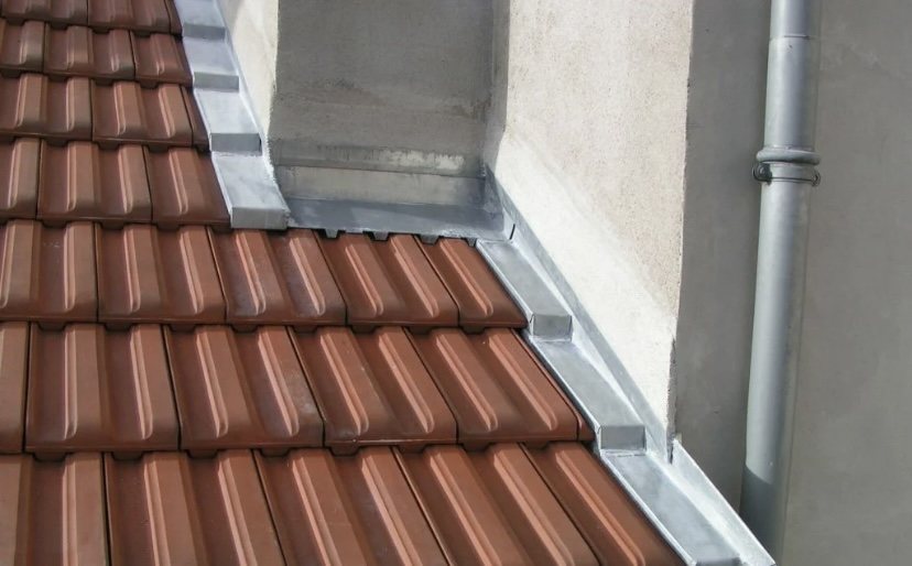 Solin en zinc posé le long d'une toiture en tuiles
